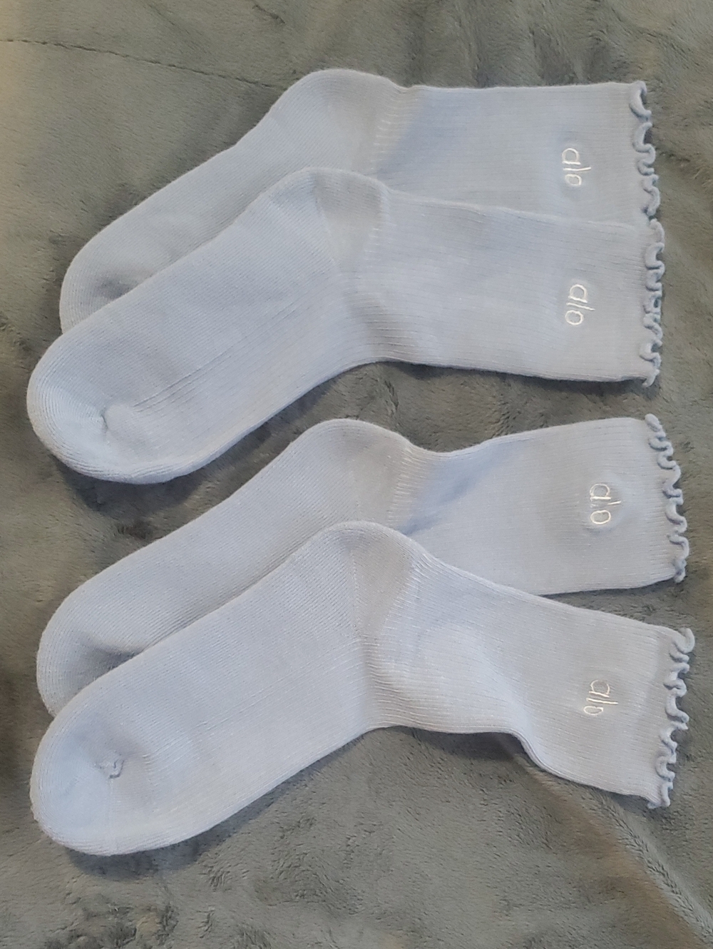 alo Yoga -Light Gray Women’s Crew Socks With Lettuce Edge- 2 Pack